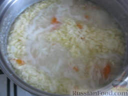 Куриный суп с сыром: Тонкой струйкой влить готовую смесь в бульон и варить, помешивая, около 3-4 минут, затем снова выложить в кастрюлю куриное мясо и морковь.