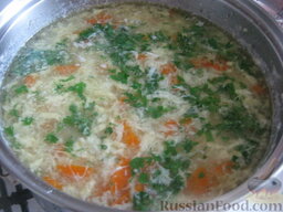 Куриный суп с сыром: Варить куриный суп с сыром около 5 минут. Посолить и поперчить. Добавить зелень.
