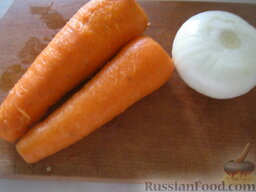 Куриный суп с сыром: Почистить и вымыть лук и морковь.