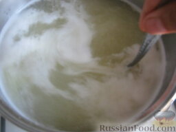 Куриный суп с сыром: Затем достать курицу и морковь из бульона. Лук и лавровый лист выбросить. В кипящий бульон тонкой струйкой засыпать манку. Варить, помешивая, в течение 5 минут.