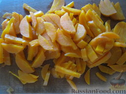 Куриный суп с сыром: Морковь отварную нарезать соломкой.
