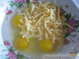 Куриный суп с сыром: Разбить в тарелку куриные яйца. Добавить 4 ст. ложки сыра и 0,25 стакана воды.