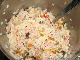Рисовый салат "Летний": Перемешиваем все составляющие. Солим, перчим. Если нужно, добавляем в салат рисовый немного оливкового масла.