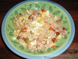 Рисовый салат "Летний": Рисовый салат с овощами и грибами готов. Приятного аппетита!
