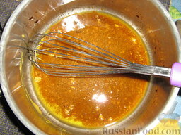 Индюшатина на восточный лад: Готовим маринад для индюшатины: масло, соевый соус и горчицу тщательно смешиваем.