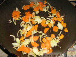 Индюшатина на восточный лад: Лук режем четвертькольцами. Морковь режем ломтиками. Обжариваем на растительном масле 2-3 мин.