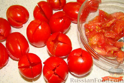 Закуска "Помидор-тюльпан": Как приготовить фаршированные помидоры-тюльпаны:    Надрезать помидоры крест-накрест.  Аккуратно удалить серединку с помощью чайной ложки.