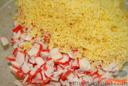 Закуска "Помидор-тюльпан": Нарезать крабовые палочки.  Натереть сыр на мелкой терке.