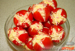 Закуска "Помидор-тюльпан": Начинить помидоры приготовленным салатом.   Украсить фаршированные помидоры-тюльпаны можно нарезкой из огурца или колбасы.