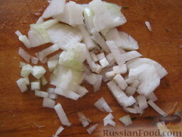 Любимые оладьи из индюшатины и зелени: Лук репчатый почистить, помыть и мелко нарезать.