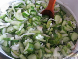 Салат «Нежинский» из огурцов на зиму: Переложить салат в миску или кастрюлю. Поставить огурцы на огонь и довести до кипения, постоянно помешивая.