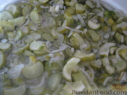 Салат «Нежинский» из огурцов на зиму: Через 10 минут влить растительное масло и уксус и снова дать закипеть.