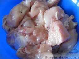 Простой маринад для шашлыка: Мясо (или курицу) помыть, осушить, разрезать на куски.