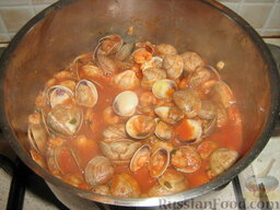 Паста с морскими моллюсками (вонголе) и креветками: Добавить немного измельченных помидоров в собственном соку (или разведенной томатной пасты). Консервированные помидоры можно заменить свежими. Немного посолить.