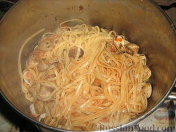 Паста с морскими моллюсками (вонголе) и креветками: Смешиваем пасту с соусом и тушим пасту с морепродуктами 1 мин.