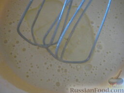 Блины заварные на молоке: Муку просеять. Добавлять муку небольшими порциями, не переставая взбивать тесто (чтобы не было комков).