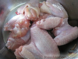 Куриный супчик с чечевицей: Куриные крылышки помыть.