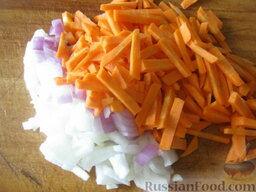 Куриный супчик с чечевицей: Очистить и помыть лук и морковь. Лук нарезать кубиками, а морковь соломкой.