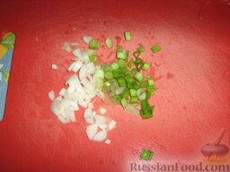 Салат с креветками, крабовыми палочками и сыром: Зеленый лук, с луковичкой, измельчить.