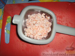 Салат с креветками, крабовыми палочками и сыром: Креветки отварить в соленой воде и опрокинуть в дуршлаг.