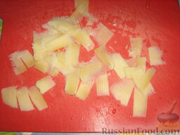 Салат с креветками, крабовыми палочками и сыром: Сыр (у меня пармезан, но подойдет и другой твердый сыр) порезать тонкими пластинками.
