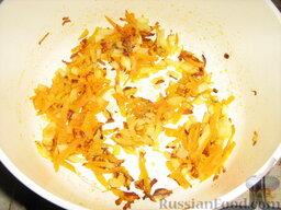 Суп грибной с чечевицей: На растительном масле обжарить измельченные лук и морковь.