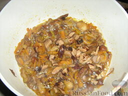 Суп грибной с чечевицей: Добавить замороженные грибы. Я добавила еще несколько замоченных сухих грибов, для вкуса. Потушить 10 минут.
