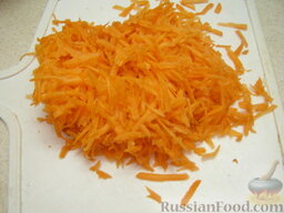 Густой рисовый суп с беконом: Морковь очистить, вымыть и натереть.