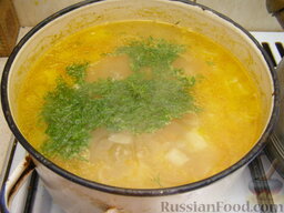 Густой рисовый суп с беконом: Добавить в суп зелень и бекон.    Можно бекон добавлять не в кастрюлю, а прямо в тарелки - кому как больше нравится.