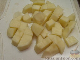 Густой рисовый суп с беконом: Картофель очистить, вымыть и нарезать кубиками.