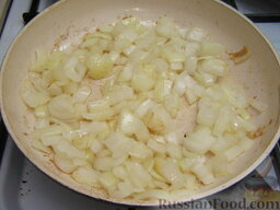Густой рисовый суп с беконом: На сковороде разогреть 1,5 ст. ложки растительного масла. На среднем огне, помешивая, обжарить лук до прозрачности (7-10 минут).