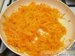 Густой рисовый суп с беконом: Отдельно разогреть 2-3 ст. ложки растительного масла. На среднем огне, время от времени перемешивая, потушить морковь (10-15 минут).