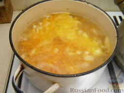 Густой рисовый суп с беконом: Взять кастрюлю объемом 3-3,5 литра. Вскипятить 1,5-2 л воды. Добавить 1 ст. ложку соли. Добавить все подготовленные овощи и рис. Варить рисовый суп 15-20 минут.