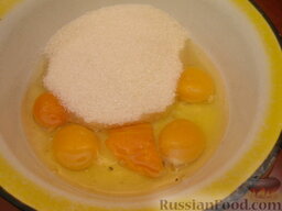 Ленивый бисквит: Приготовление бисквита.    Первое, что нужно сделать - это включить духовку, чтобы она равномерно разогрелась до 200-210 градусов.    Когда духовка прогреется, начинаем готовить тесто для бисквита. Это не займет много времени. Сначала смешиваем яйца и сахар. Добавляем ванильный сахар. Тщательно взбиваем смесь миксером.