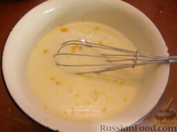 Пирог с фетой и базиликом: Как приготовить пирог с фетой:    Яйца смешать с молоком и сахаром.