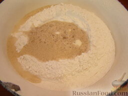 Пирог с фетой и базиликом: Муку просеять в миску. Добавить соль, дрожжи. Затем добавить масло и молочно-яичную смесь.