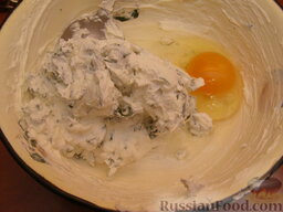 Пирог с фетой и базиликом: Добавить яйцо.