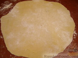 Пирог с фетой и базиликом: От теста отделить кусок чуть больше половины. Раскатать в круг толщиной 0,5 см.