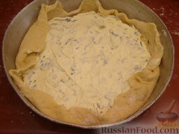 Пирог с фетой и базиликом: Уложить тесто в форму так, чтобы были высокие бортики. Выложить и равномерно распределить начинку.