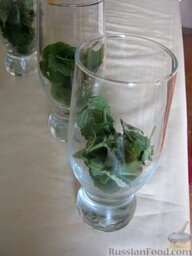 Коктейль Мохито алкогольный: В бокалы добавить листики мяты.