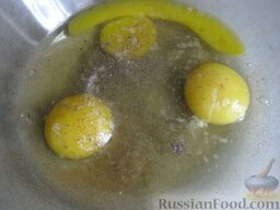 Нежный омлет с сыром: Куриные яйца вбить в тарелку. Посолить и поперчить.