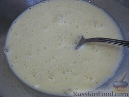 Нежный омлет с сыром: Добавить молоко. Хорошо взбить венчиком или вилкой.