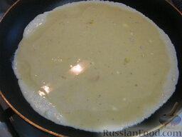 Нежный омлет с сыром: Разогреть сковороду. Налить 1 ст. ложку растительного масла. В горячую сковороду вылить подготовленные яйца.