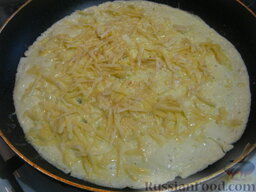 Нежный омлет с сыром: Посыпать сыром. Накрыть омлет крышкой на одну минутку (пока сыр не расплавится).