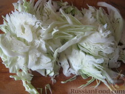 Рассольник вегетарианский: Нарезать тонко соломкой капусту.