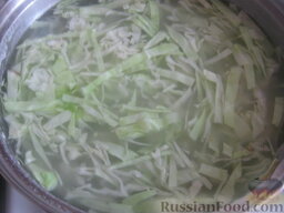 Рассольник вегетарианский: Выложить капусту в суп.