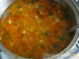 Рассольник вегетарианский: Помыть и мелко нарезать зелень. Добавить в суп.