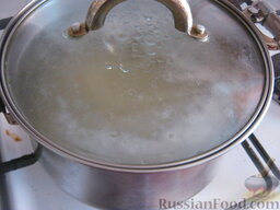 Рассольник вегетарианский: Воду вскипятить. Добавить  картофель и рис. Варить на среднем огне 15 минут.