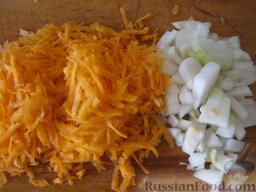 Рассольник вегетарианский: Морковь и лук очистить и помыть. Лук нарезать кубиками. Морковь натереть на крупной терке.