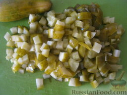 Рассольник вегетарианский: Соленые огурцы нарезать кубиками.